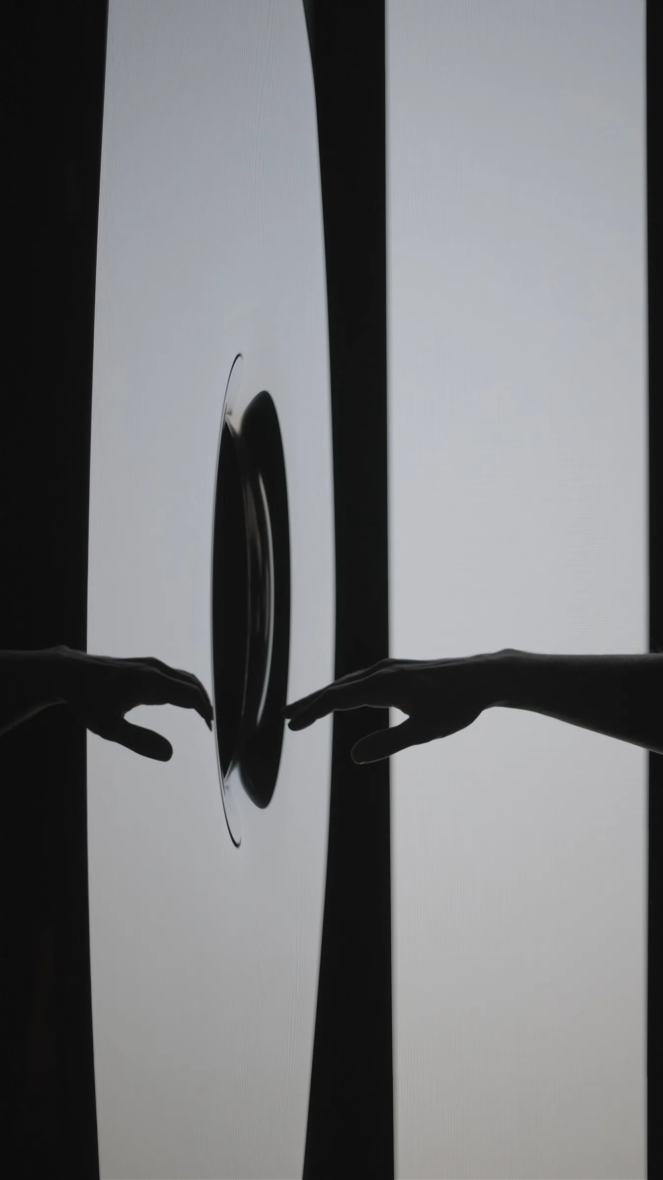 MIRROR VOID - hand detail at Zięta mirror